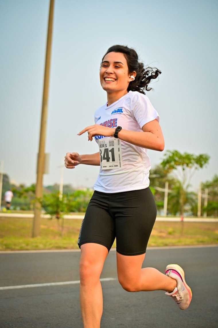 Jullìa Guimarães sorrindo durante uma corrida de rua
