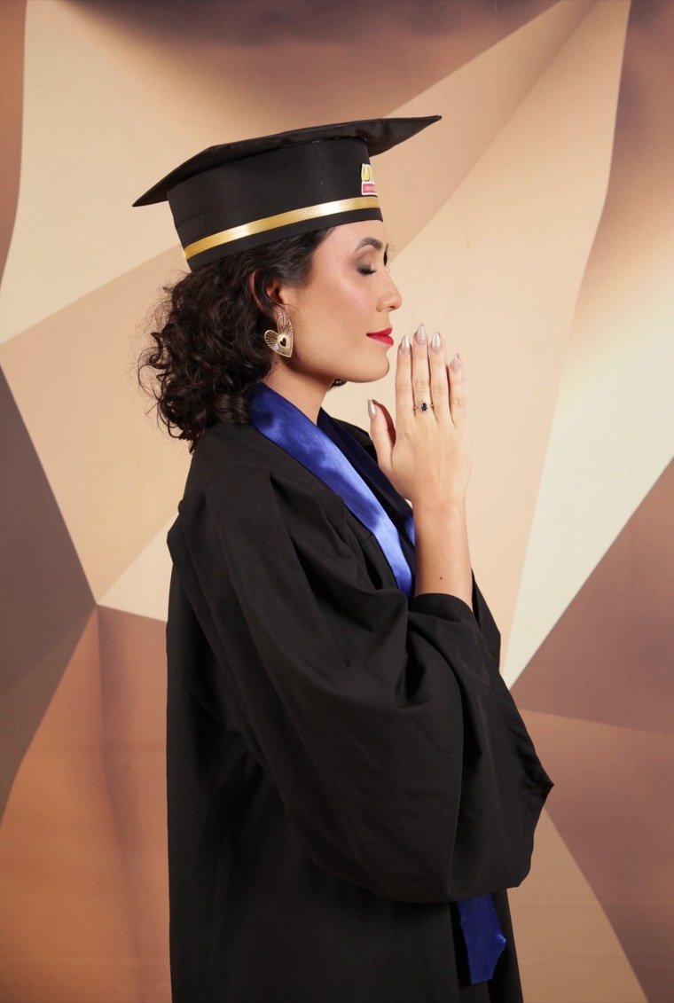 Jullìa Guimarães de beca, na formatura